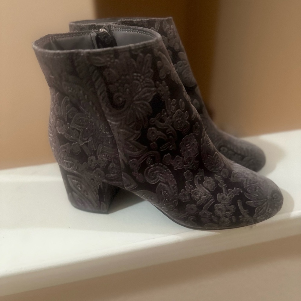 Women’s Zigi Soho Nydia Gray Paisley Velvet Ankle Booties. Size 9.5.